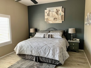 Tabla de planchar con plancha, wifi gratis y ropa de cama