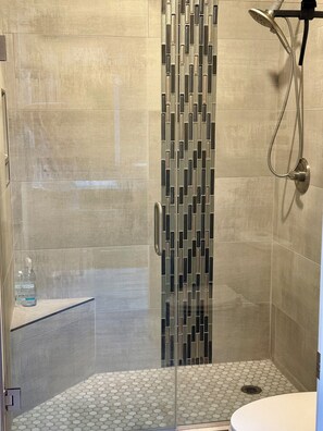 Dusche, Haartrockner, Handtücher, Seife