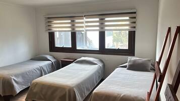 ファミリー トリプルルーム パティオ ガーデンビュー | デスク、アイロン / アイロン台、WiFi (無料)