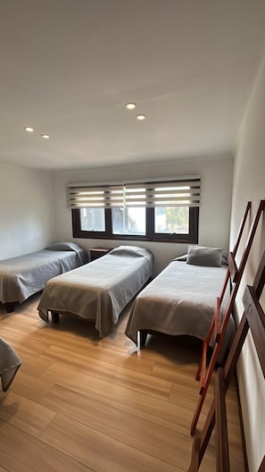 Familieværelse til 3 personer - terrasse - udsigt til have | Skrivebord, strygejern/strygebræt, gratis Wi-Fi