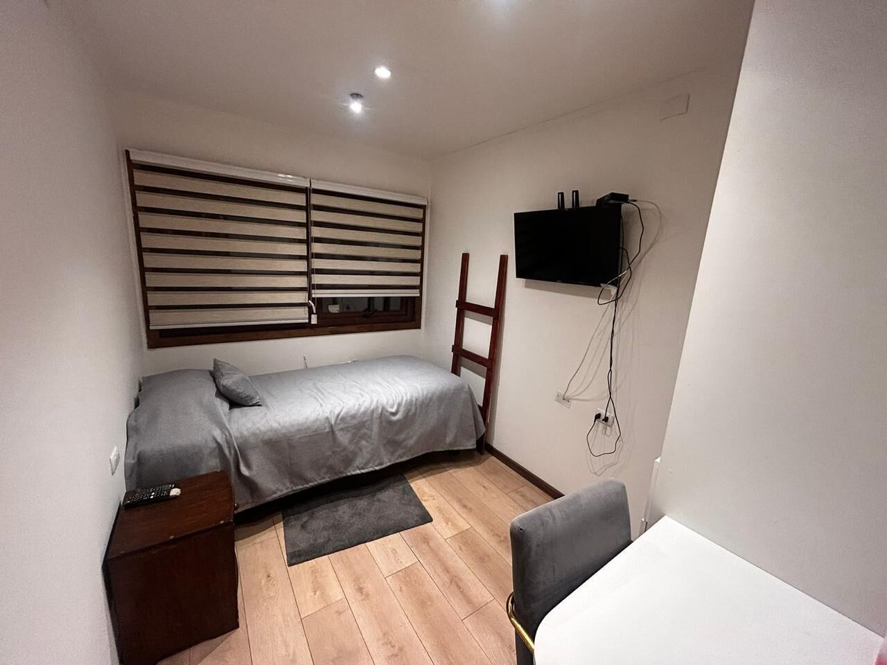 클래식 싱글룸, 파티오, 시내 전망 | 책상, 다리미/다리미판, 무료 WiFi