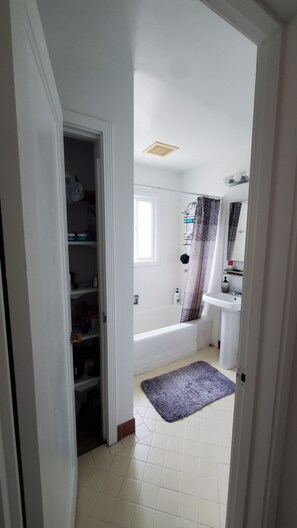 Bathroom - Cozy 1B Prime Location near Stanford (Palo Alto)