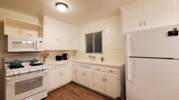 Private kitchen - Cozy 1B Prime Location near Stanford (Palo Alto)
