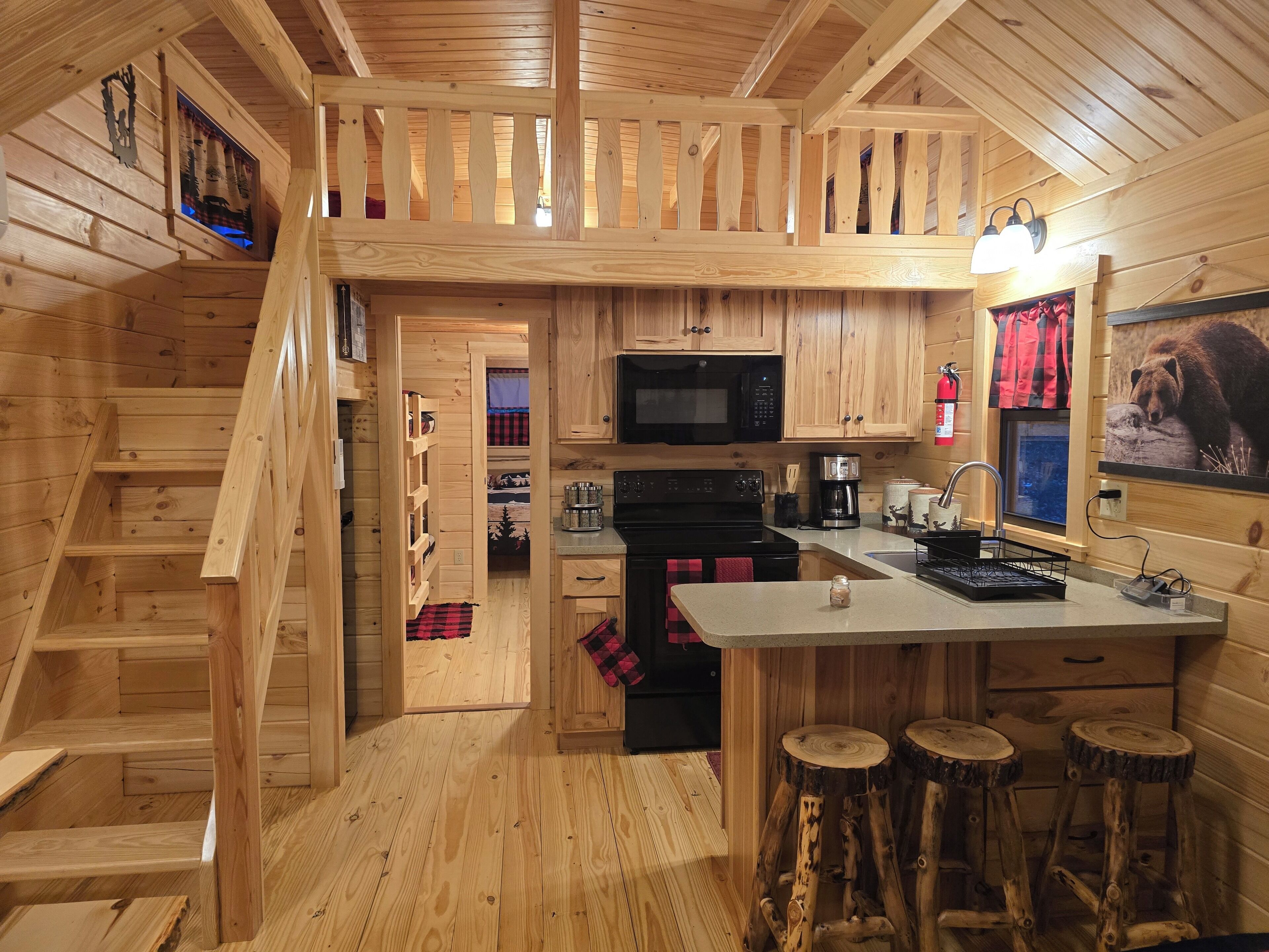 冷蔵庫、電子レンジ、オーブン、コンロ