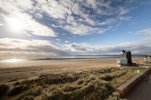 بالقرب من الشاطئ