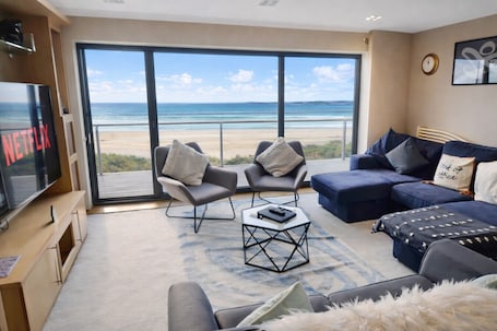 TV. Modern 5-bed townhouse with balconies and free parking