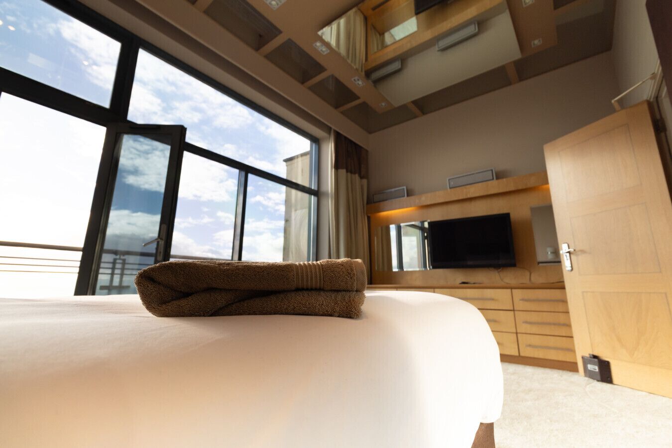 Työpöytä, silitysrauta/-lauta, Wi-Fi, vuodevaatteet