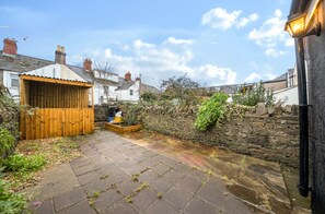 Property grounds - Spacious 4-bedroom home with 2 kitchens and garden (Cardiff)