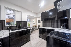 Fridge, microwave, oven, stovetop - Spacious 4-bedroom home with 2 kitchens and garden (Cardiff)