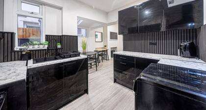 Spacious 4-bedroom home with 2 kitchens and garden