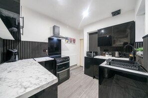 ثلاجة، ميكروويف، فرن، موقد طهي مسطح