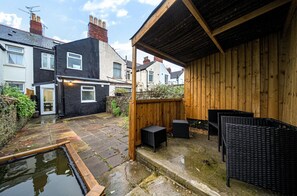 Terrace/patio - Spacious 4-bedroom home with 2 kitchens and garden (Cardiff)