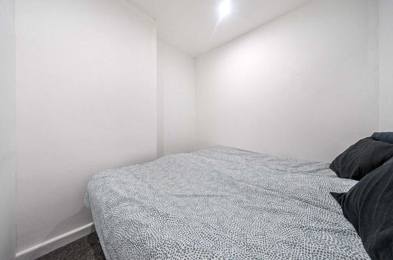 4 bedrooms, desk, WiFi, bed sheets