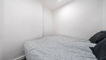 4 bedrooms, desk, WiFi, bed sheets