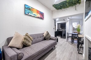 TV - Spacious 4-bedroom home with 2 kitchens and garden (Cardiff)
