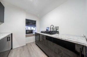 Frigorifero, microonde, piano cottura, tostapane