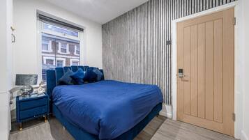 Desk, WiFi, bed sheets