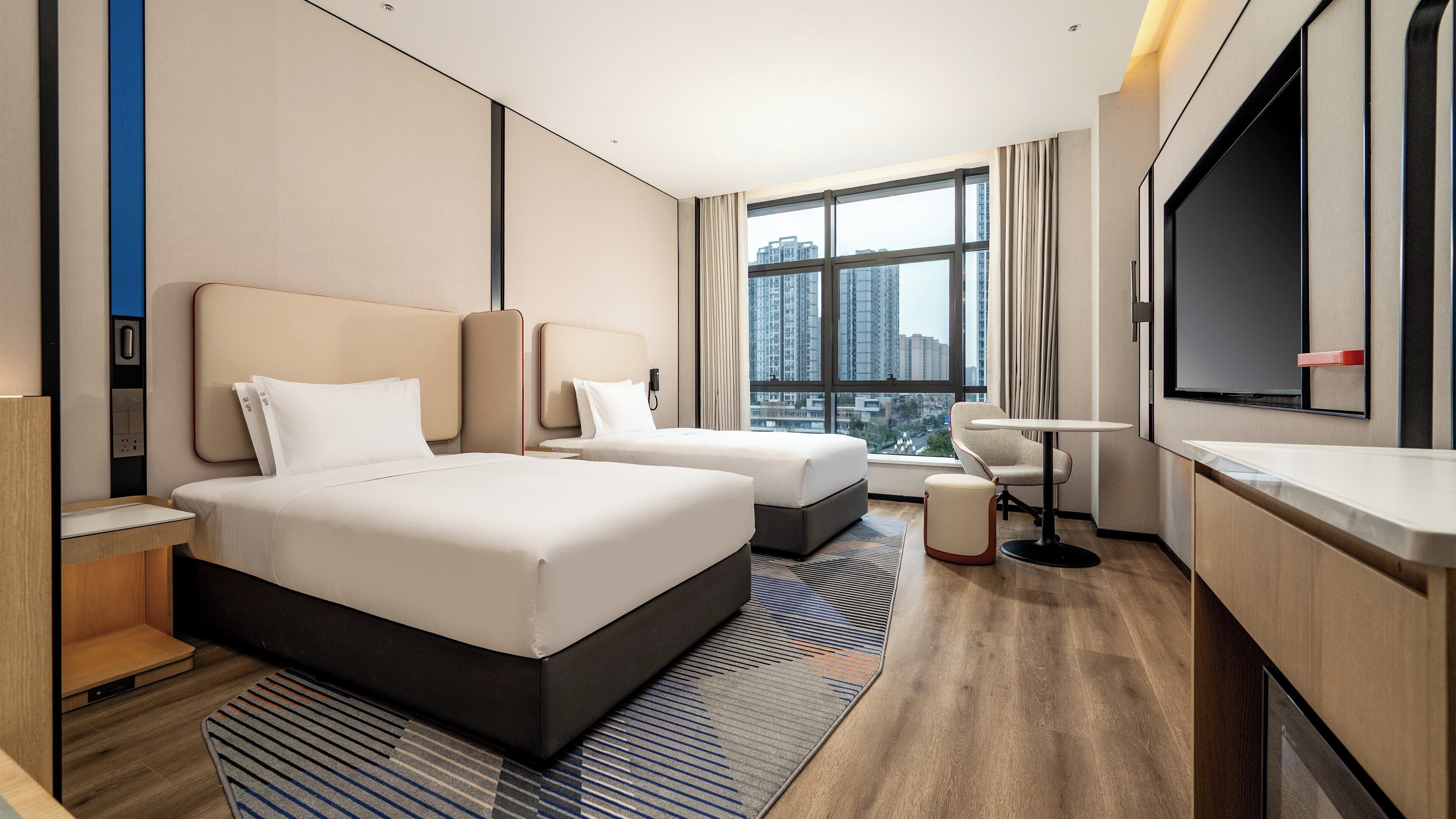 Quarto standard, 2 camas de casal, vista para a cidade | Roupa de cama