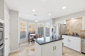 Fridge, microwave, oven, stovetop - Prime Plano 4BR Home with Pool, Arcarde, Ping-pong (Plano)