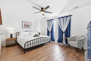 4 bedrooms, desk, iron/ironing board, travel cot - Prime Plano 4BR Home with Pool, Arcarde, Ping-pong (Plano)