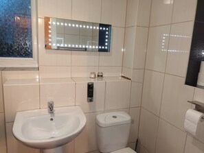 Combined shower/bathtub, deep-soaking bathtub, towels - Spacious Birmingham House - 7 Guests -free Parking (Birmingham)