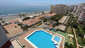 Ein Wohngebiet mit Schwimmbad, Strand und Hochhäusern.