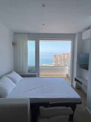 Tabla de planchar con plancha, wifi gratis y ropa de cama 