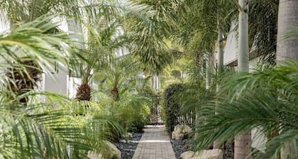 Bayshore King Suite w/ Pool & Gym Access