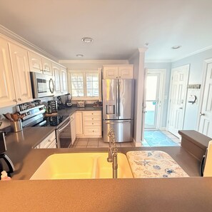 Fridge, microwave, oven, stovetop - Peaceful 3BR Coastal Retreat with Screened Porch (Ocean City)