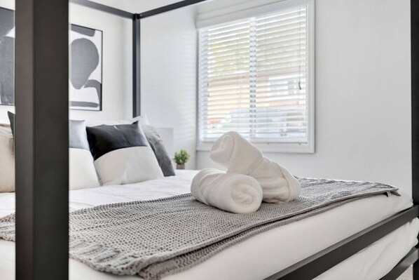 Desk, iron/ironing board, travel crib, WiFi - Relaxing King Suite Near Bayshore | Pool & Gym (Tampa)