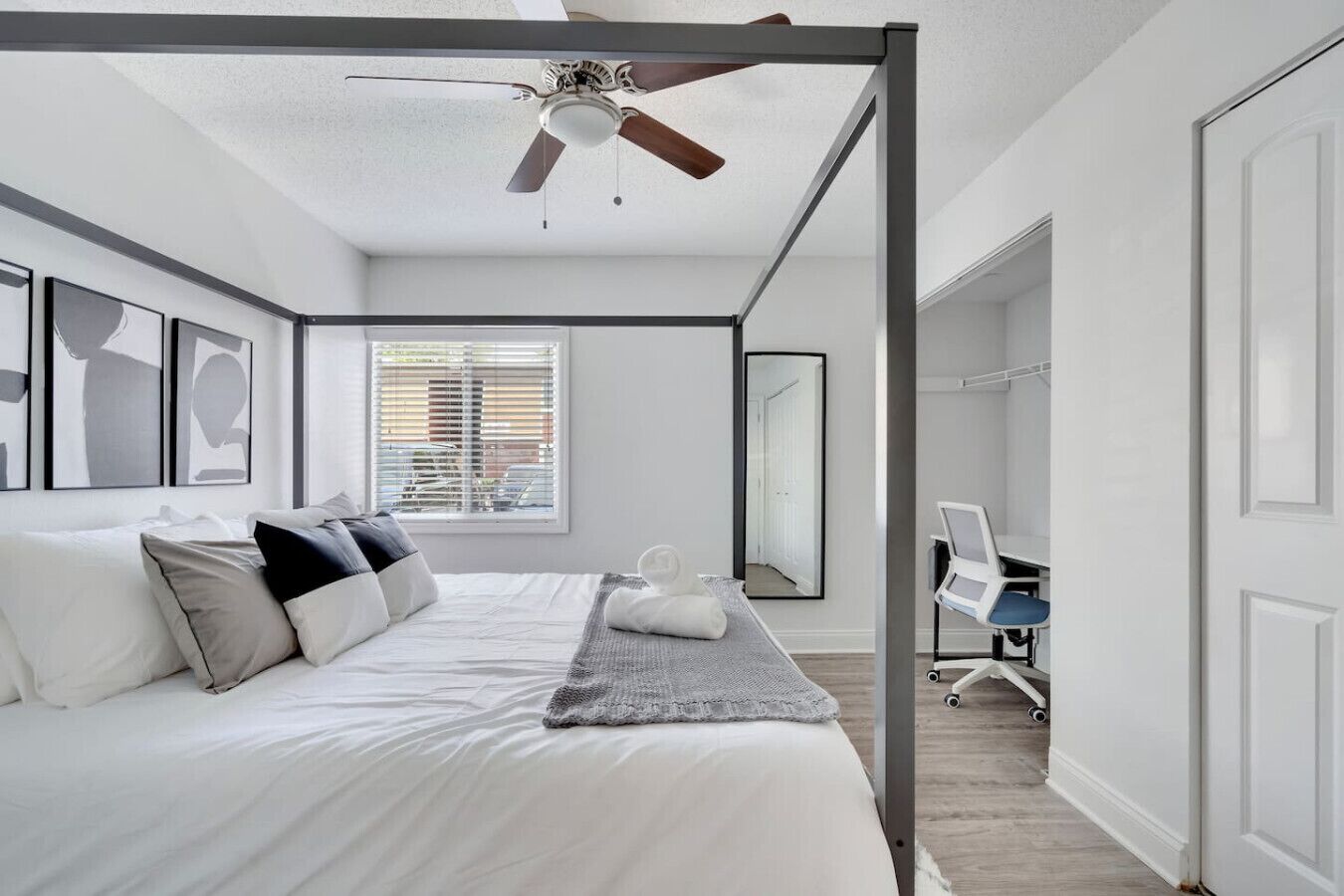 Bureau, fer et planche à repasser, lit parapluie, Wi-Fi