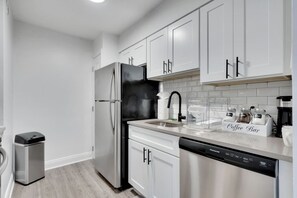 Fridge, microwave, oven, stovetop - Relaxing King Suite Near Bayshore | Pool & Gym (Tampa)