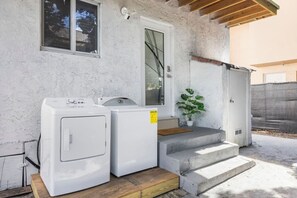 Property grounds - 5 Mins to Brickell & Downtown - 2BR + Free Parking, Private Patio, Pets Ok (Miami)