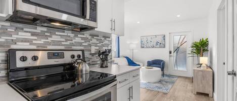 Kjøleskap, mikrobølgeovn, ovn og kokeplater