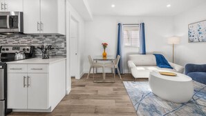 Un apartamento moderno con cocina, comedor y sala de estar.