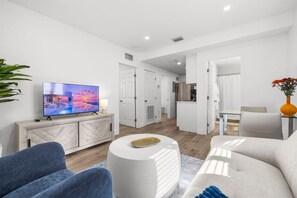 TV - 5 Mins to Brickell & Downtown - 2BR + Free Parking, Private Patio, Pets Ok (Miami)