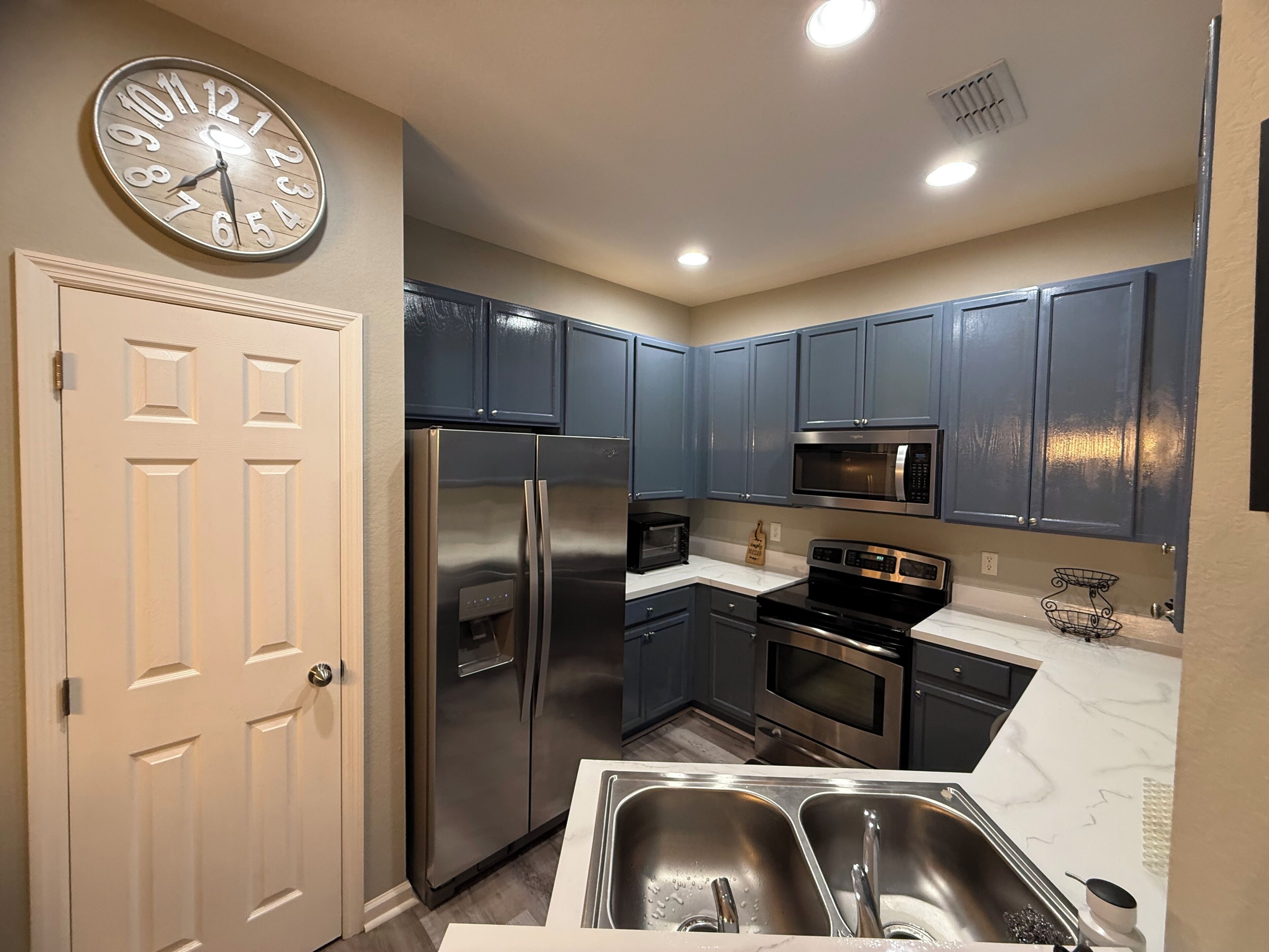 Réfrigérateur, micro-ondes, four, cafetière/bouilloire