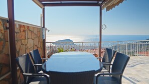 Outdoor dining - Villa Tepe with infinity pool and panoramic view (Alanya)