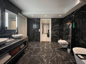 House, 3 Bedrooms, Balcony | Bathroom