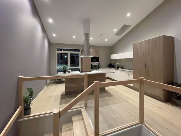 House, 3 Bedrooms, Balcony | Private kitchen