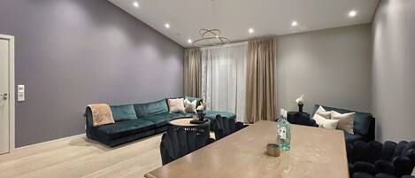 Talo, 3 makuuhuonetta, parveke | Olohuone