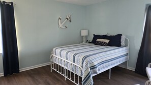 3 bedrooms, desk, iron/ironing board, travel crib - 3BR 2BA Waterview Core Sound Boating (Davis)