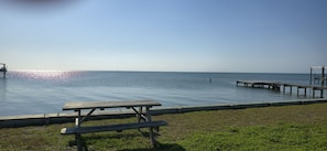 Outdoor dining - 3BR 2BA Waterview Core Sound Boating (Davis)