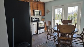 Fridge, microwave, oven, stovetop - 3BR 2BA Waterview Core Sound Boating (Davis)