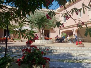 Outdoor dining - Borgo Levante Farmhouse/Rose Room (Sicilia)