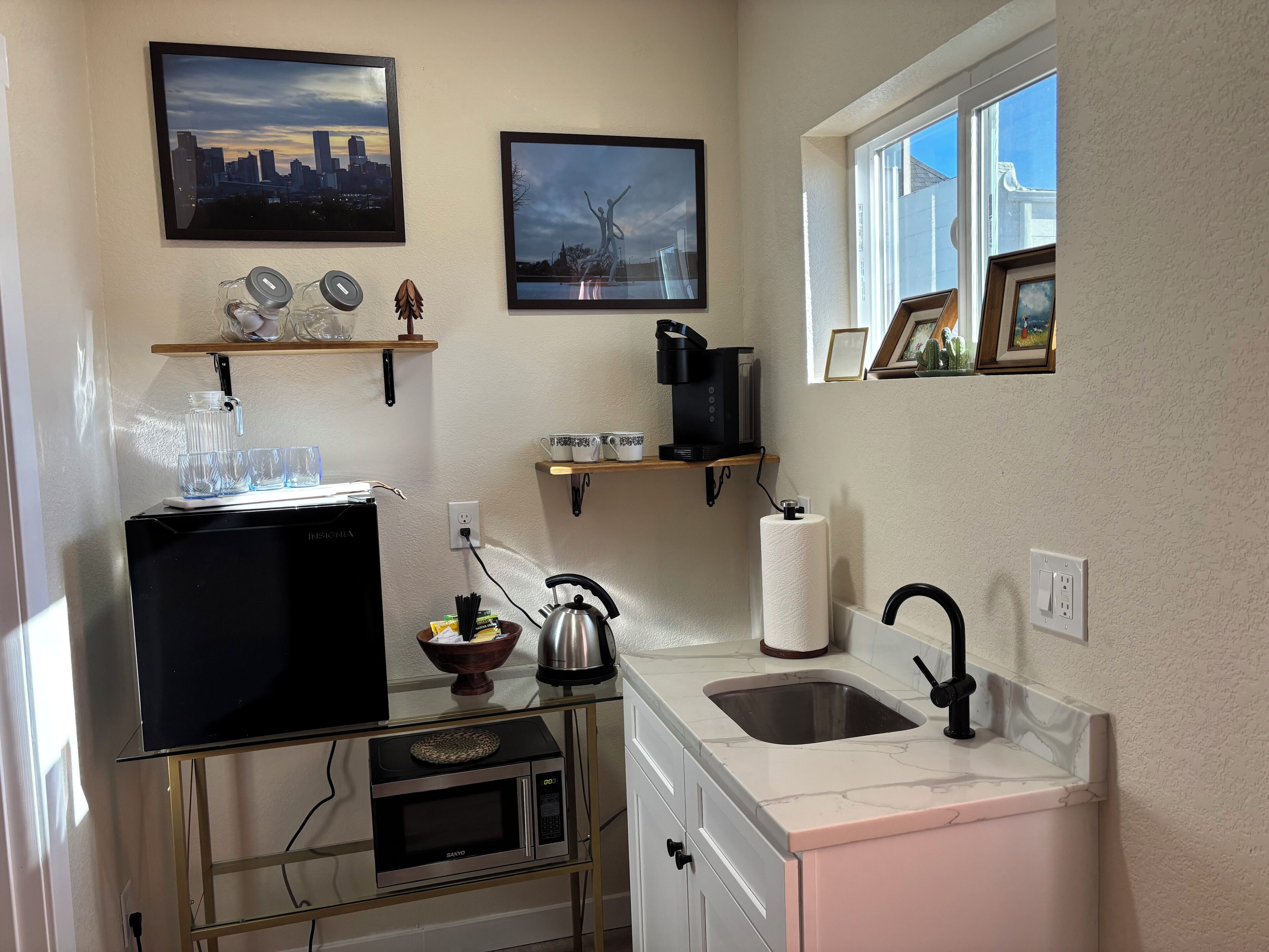 Een koelkast, een magnetron, een koffiezetapparaat/waterkoker