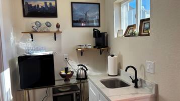 Een koelkast, een magnetron, een koffiezetapparaat/waterkoker