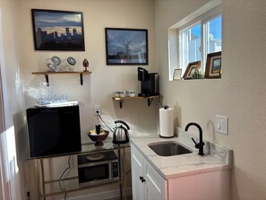 Een koelkast, een magnetron, een koffiezetapparaat/waterkoker