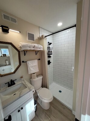 Suihku, hiustenkuivaaja, pyyhkeet, saippua