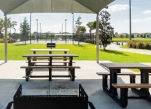 Outdoor dining - Charming 3-bedroom retro style house with game room and many amenities. (Punta Gorda)